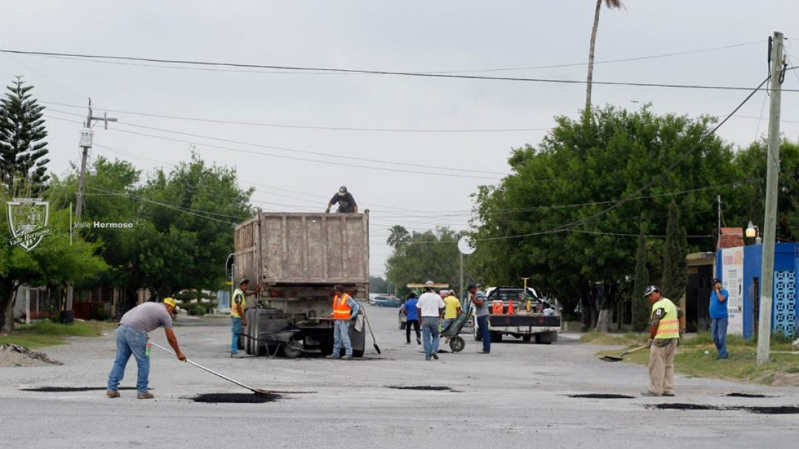 Realizan bacheo en calles de Valle Hermoso