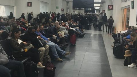 Pilotos de Aeroméxico protestan y vuelos son cancelados