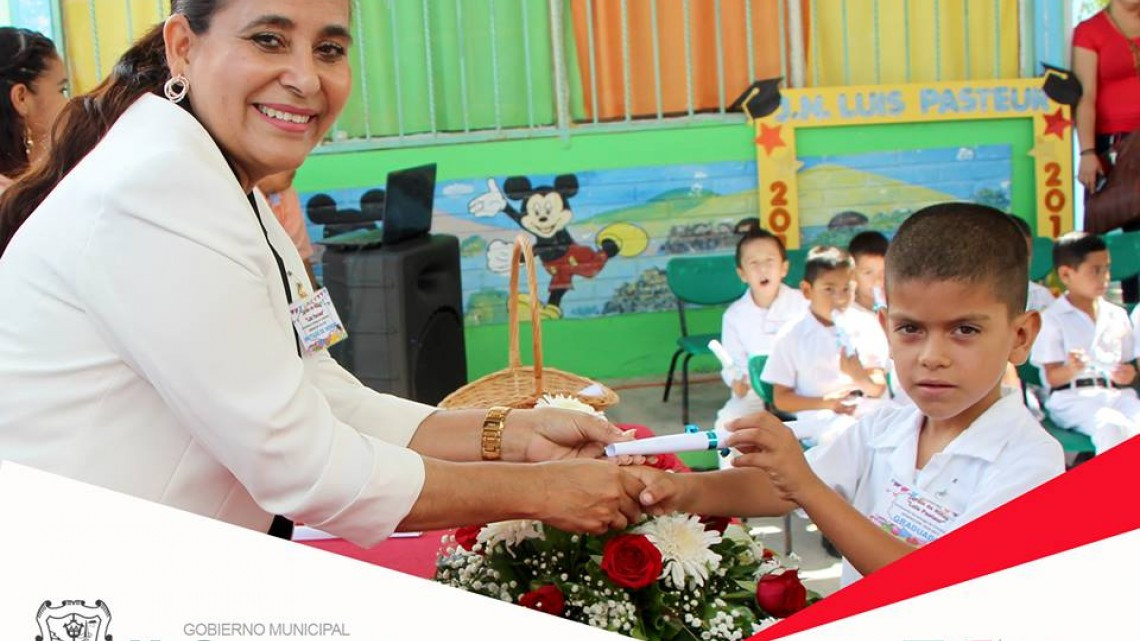 Entregan constancias en jardín de niños