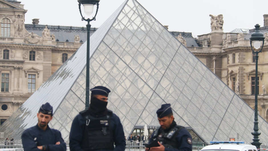 Detienen a dos presuntos responsables del robo de joyas en el Museo del Louvre