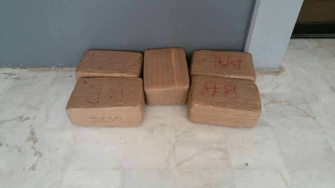 Decomisan camioneta blindada y marihuana