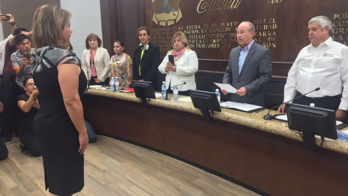 Laura de la Garza toma protesta como segundo síndico en Matamoros