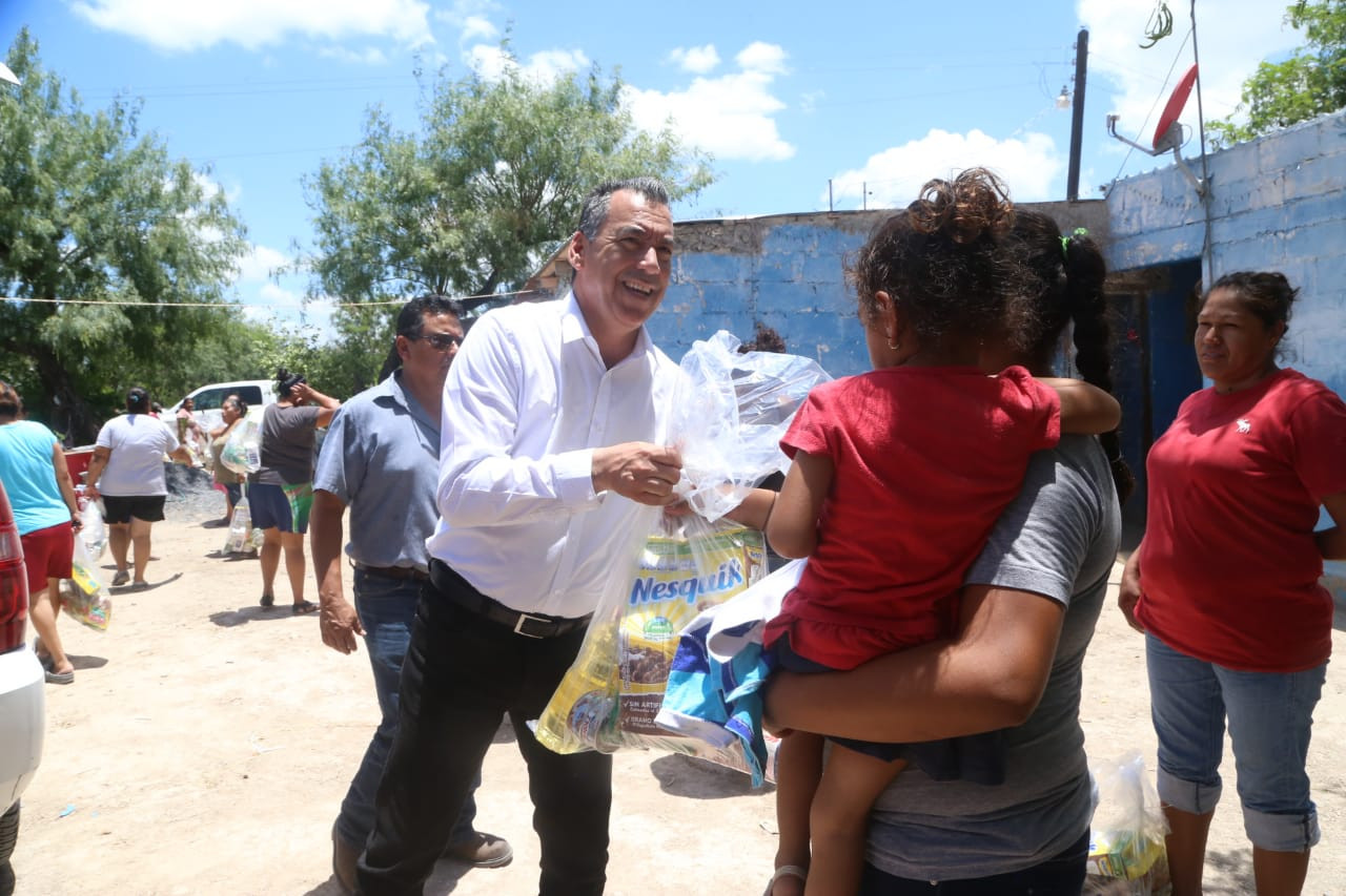 Entrega Alcalde ayuda a residentes del área rural