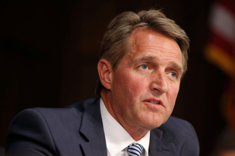 Senador Jeff Flake critica a Trump y se retira