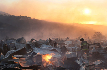 Aumenta a 140 el número de viviendas afectadas por incendio en Valparaíso, Chile