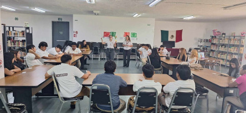 Visitan estudiantes museo permanente  en biblioteca pública al centro de la ciudad