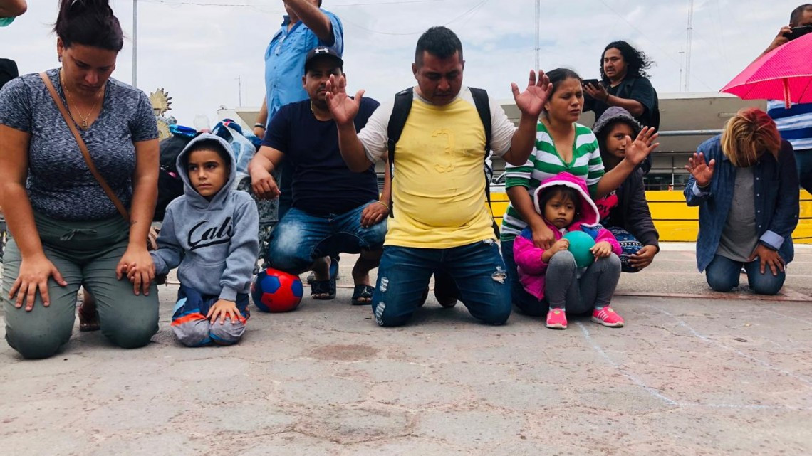 Claman migrantes pidiendo ayuda divina para llegar a EU 