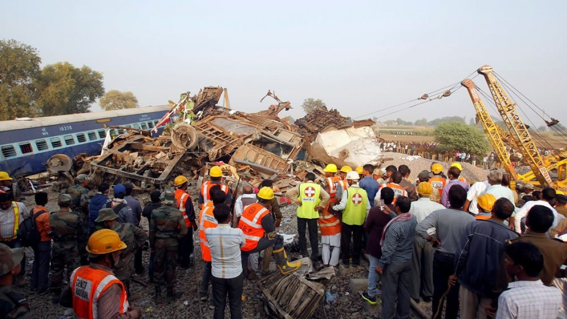 Se descarrilla tren en la India, reportan al menos 23 muertos