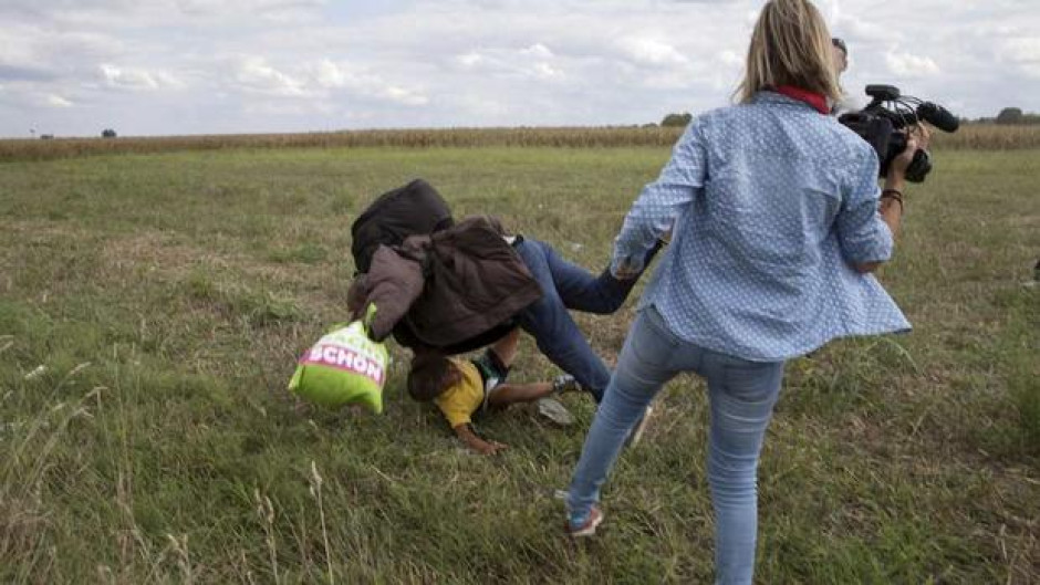 Periodista es condenada después de patear a refugiados