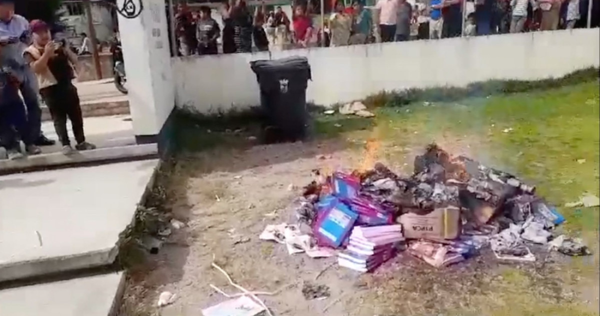 Critica AMLO quema de libros de texto gratuitos en San Cristóbal de Las Casas