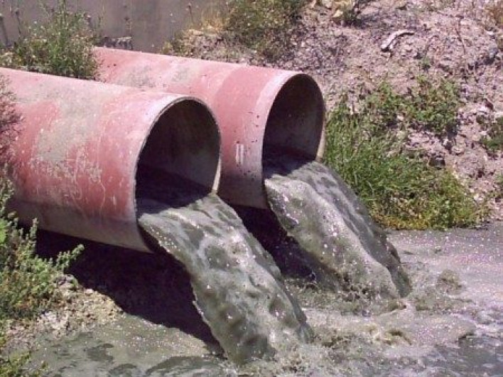 Solicita EU investigación sobre derrame de aguas negras desde México