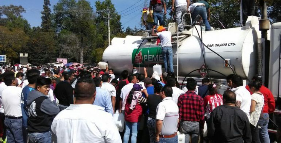 Ordeñan pipa de Pemex en Tenancingo, Edomex