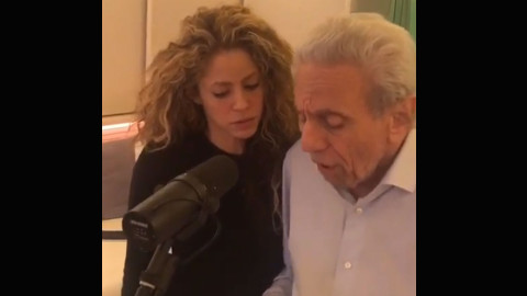 Shakira comparte un video cantando con su papá 