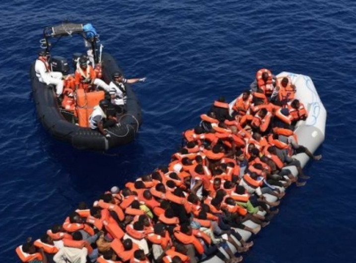 Mueren decenas de inmigrantes tras naufragio frente a Libia