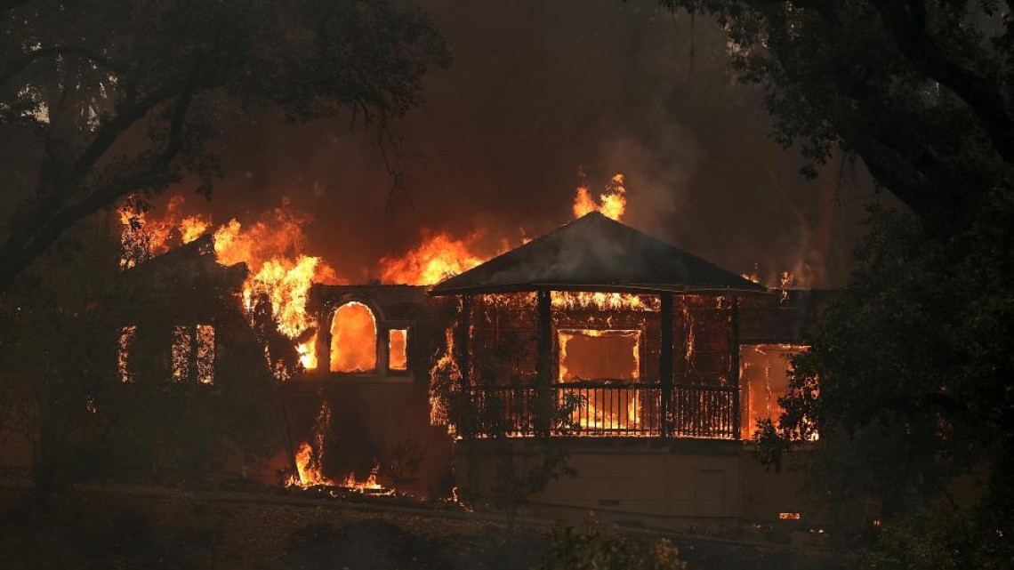 Evacuan a 20 mil civiles al norte de California por incendios 