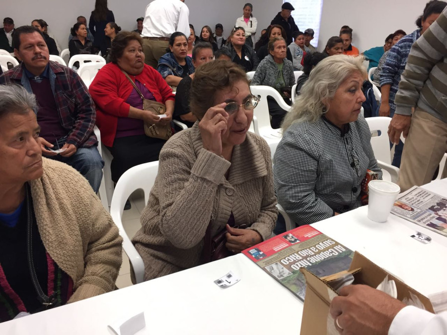 Dotan de anteojos a personas con necesidad