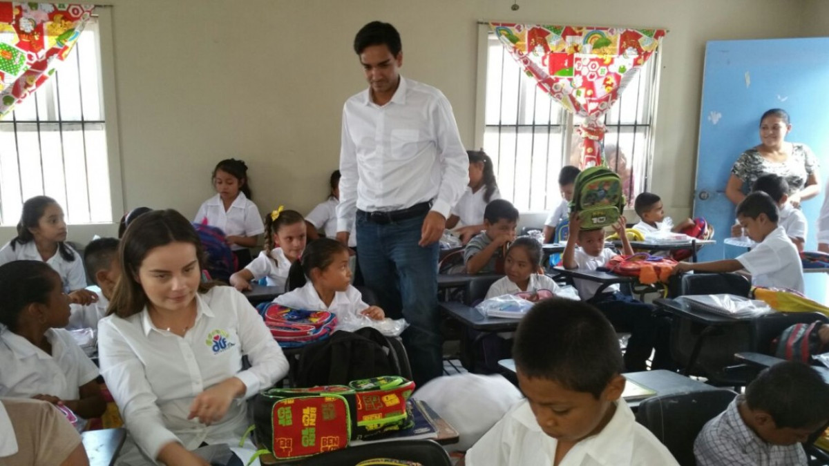 Gracias a Colecta entrega DIF útiles y mochilas