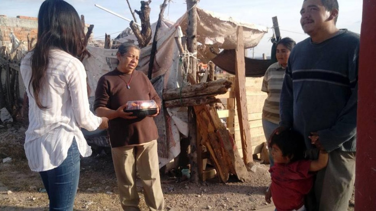 ¡Surge #LadyPollos! Diputada regala pollos rostizados etiquetados con su foto