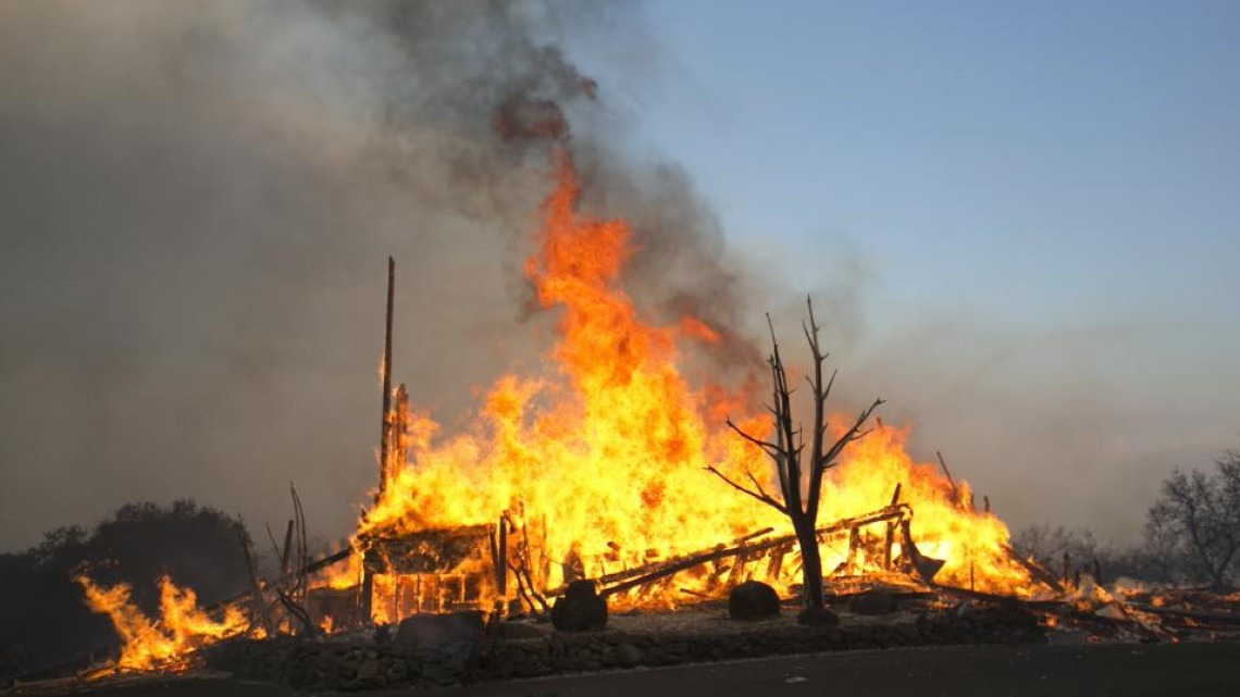 Evacuan a 20 mil civiles al norte de California por incendios 