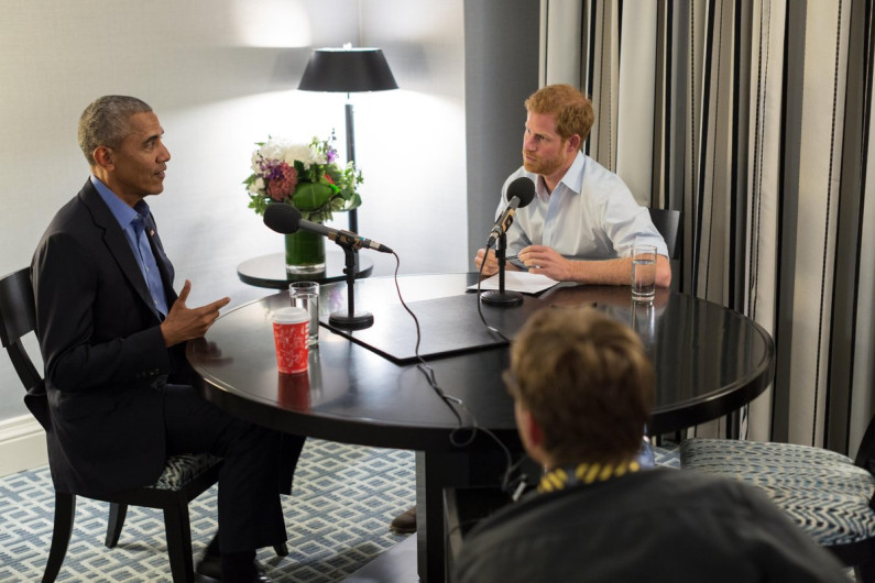 Obama da su primer reportaje... ¡al príncipe Harry!