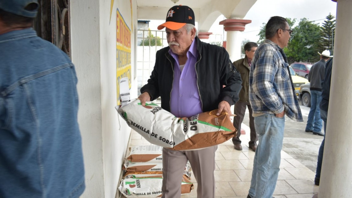 Reciben agricultores del Ejido Río Bravo semilla sin costo