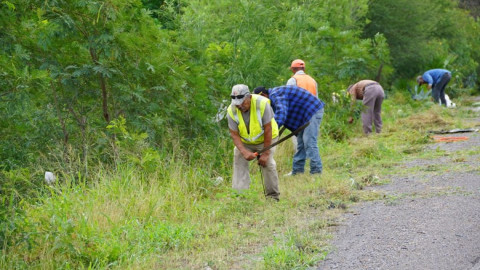 Cuadrilla de limpieza realiza labores en libramiento