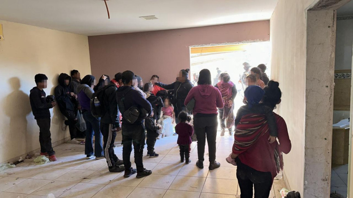 Localiza INM a más de cien personas migrantes en casa abandonada de Sonora