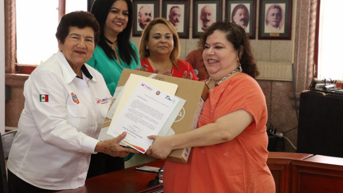 Realiza Segunda entrega de equipo tecnológico a empresarios locales