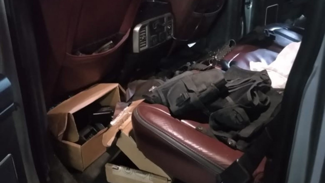 Detiene Policía Estatal a 3 hombres y aseguran camioneta y armas