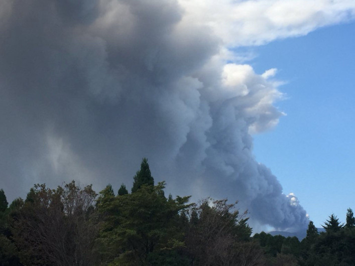 Volcán japonés Shinmoe hace erupción tras seis años inactivo