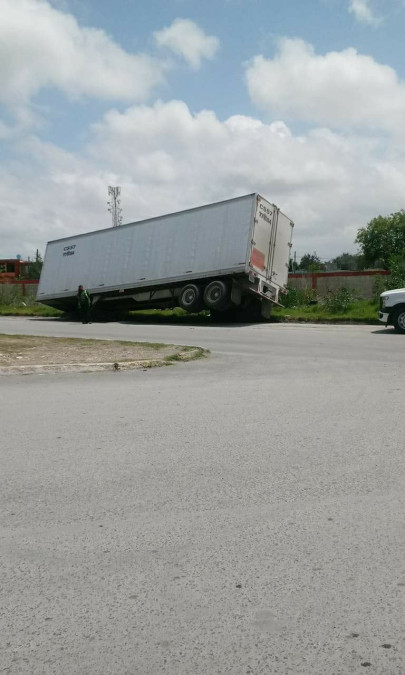 Se hunde caja de tráiler en la Av. Cantinflas