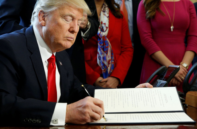 Apela Trump orden de juez que suspendió las medidas migratorias