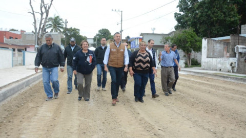 Inicia Chucho Nader la pavimentación de una nueva calle en la colonia México