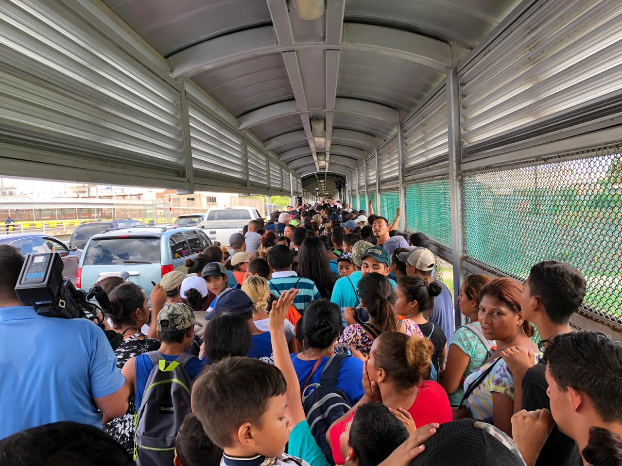 Visita del candidato demócrata provoca caos en el puente internacional