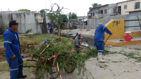Retiran basura del canal de la Nueva Era