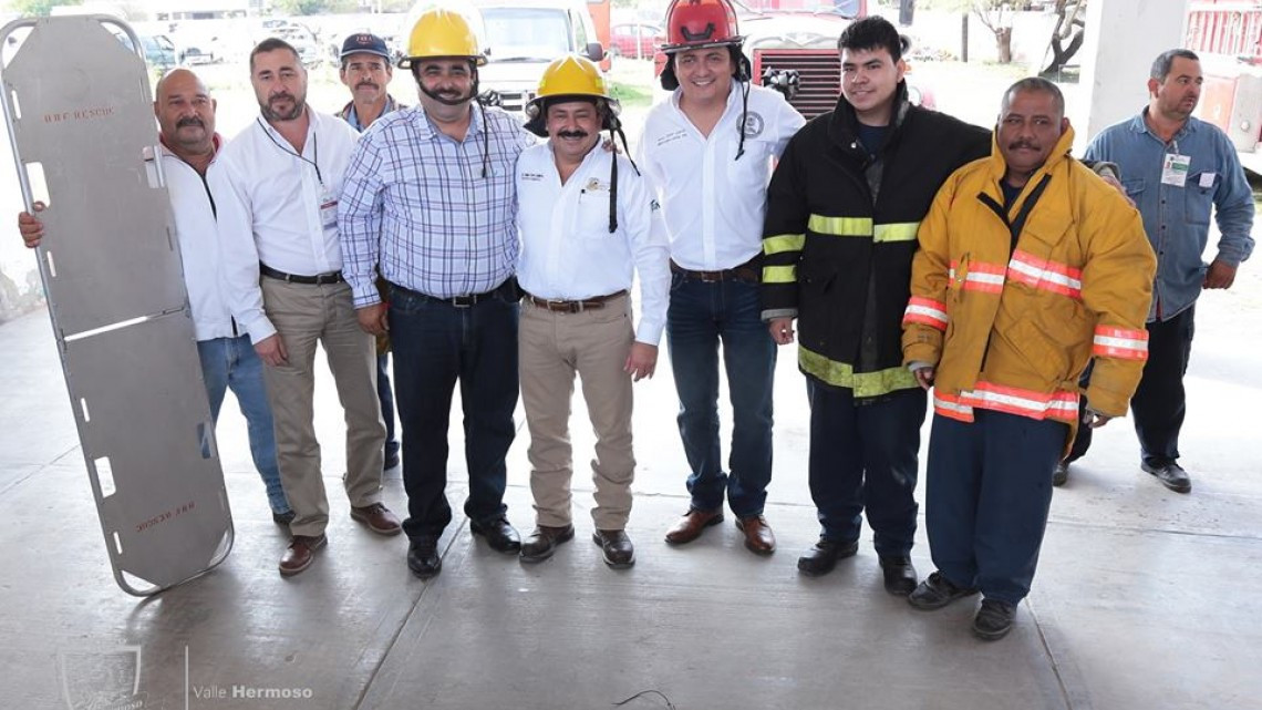 Dona diputado local Anto Tovar material para bomberos en Valle Hermoso