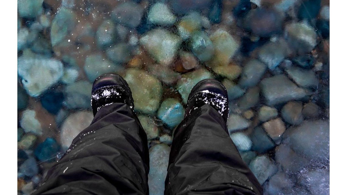 Debido a fenómeno natural, ¡camina sobre el agua!