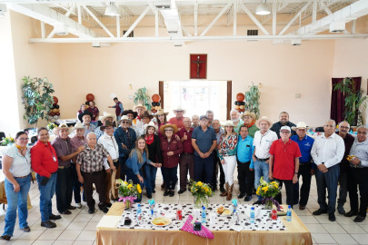 Celebra DIF Nuevo Laredo a los padres en Casa Club del adulto mayor