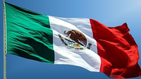 Dia de la Bandera en México: ¿podrías ir a la carcel por darle un mal uso? ¿por qué no se usa como en EUA? Aqui te lo explicamos