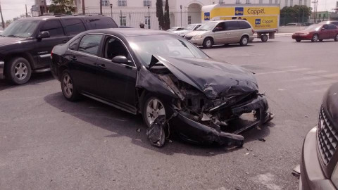 Colisionan vehículos por exceso de velocidad 