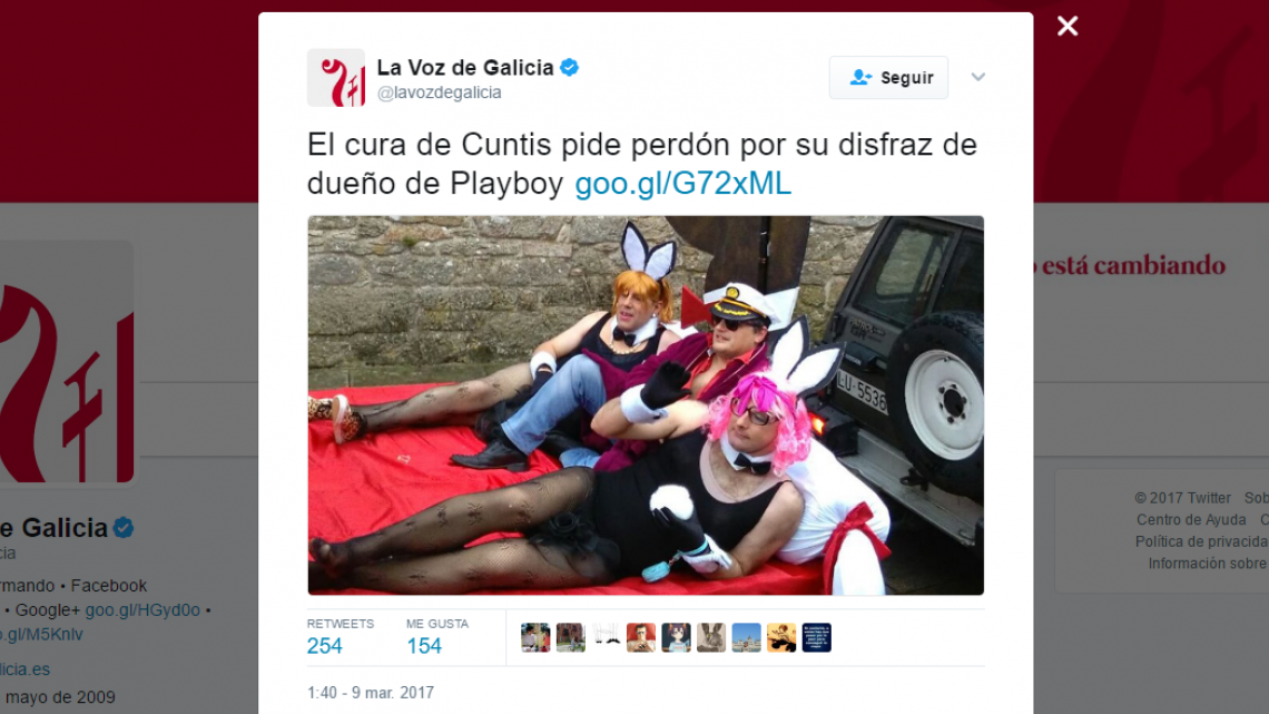 Un Cura de España se disfraza de Hugh Hefner y posa con 'conejitas'
