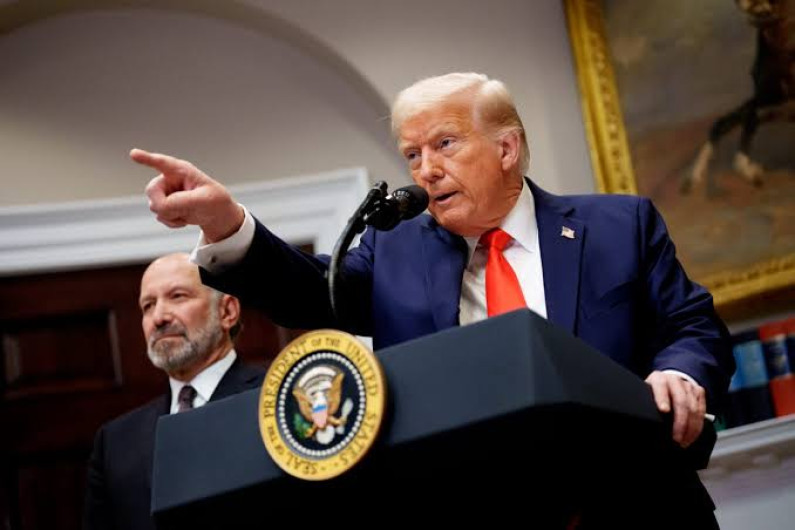 Trump impone aranceles recíprocos a más de 100 países; exenta a México 