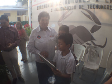 Alcaldesa entrega otra techumbre más 