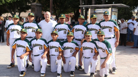 Alcalde de Matamoros abandera a peloteritos de la Matamoros A.C