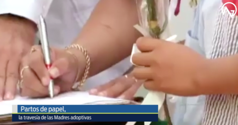 Partos de papel, la travesía de las madres adoptivas