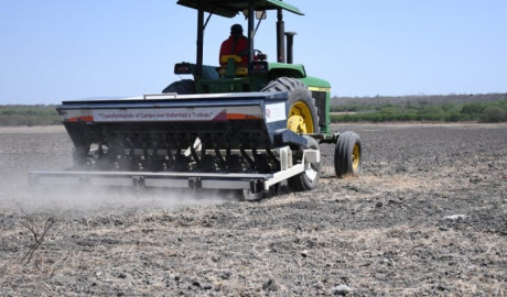 Refuerzan apoyo al campo en altiplano tamaulipeco con tecnología de siembra de precisión
