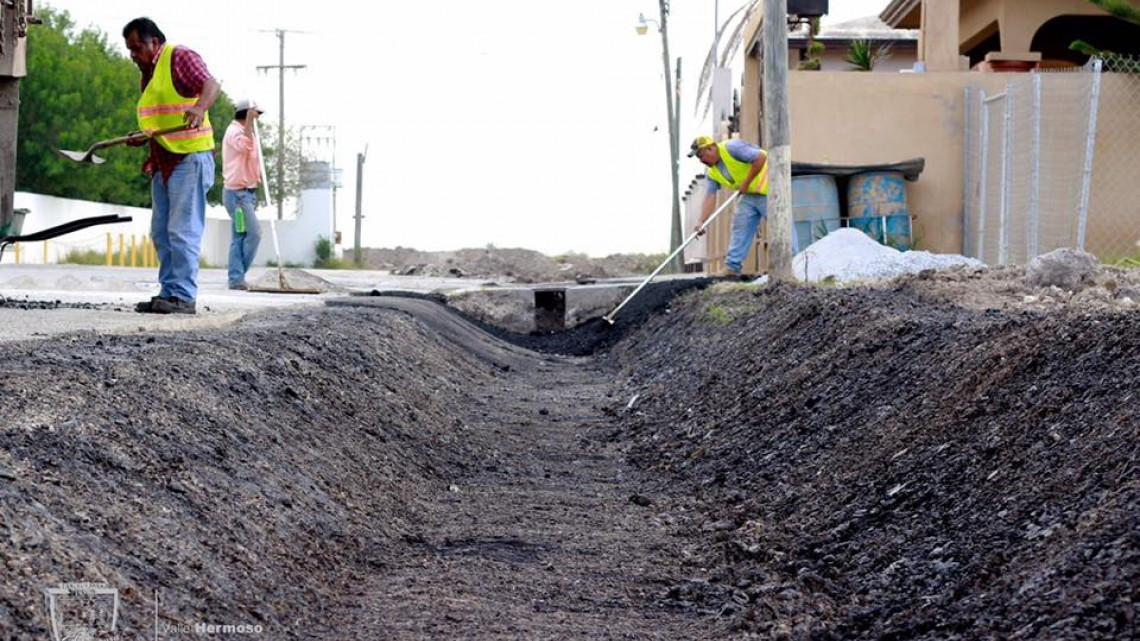 Construyen canaleta en frente del Cetis