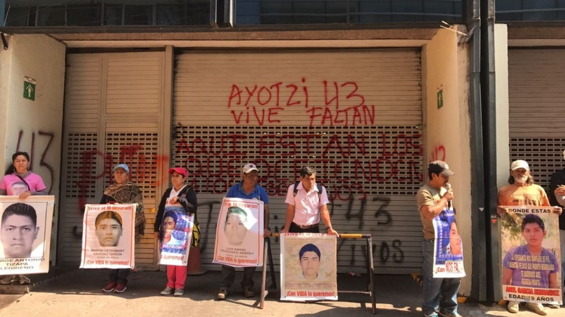 Padres de normalistas desaparecidos exigen diálogo con titular de PGR