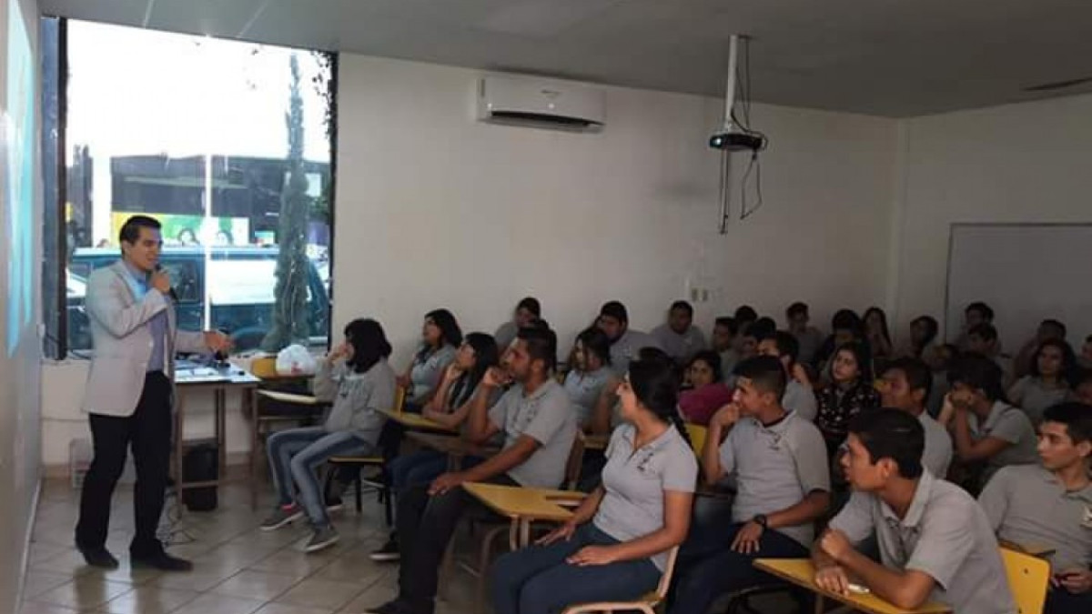 Imparten conferencia "Ser Proactivo" a universitarios