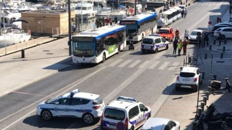 Al menos un muerto tras empotrarse un coche contra dos paradas de autobús en Marsella 